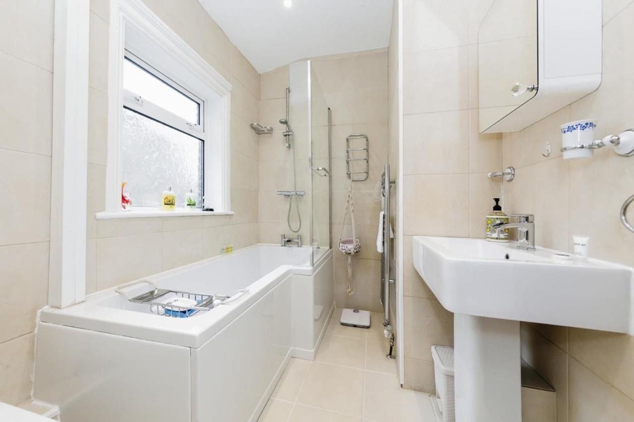 Your Chic 3Br Home Comfort And Style In London Eksteriør billede