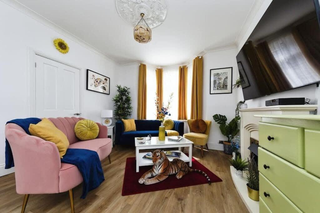 Your Chic 3Br Home Comfort And Style In London Eksteriør billede