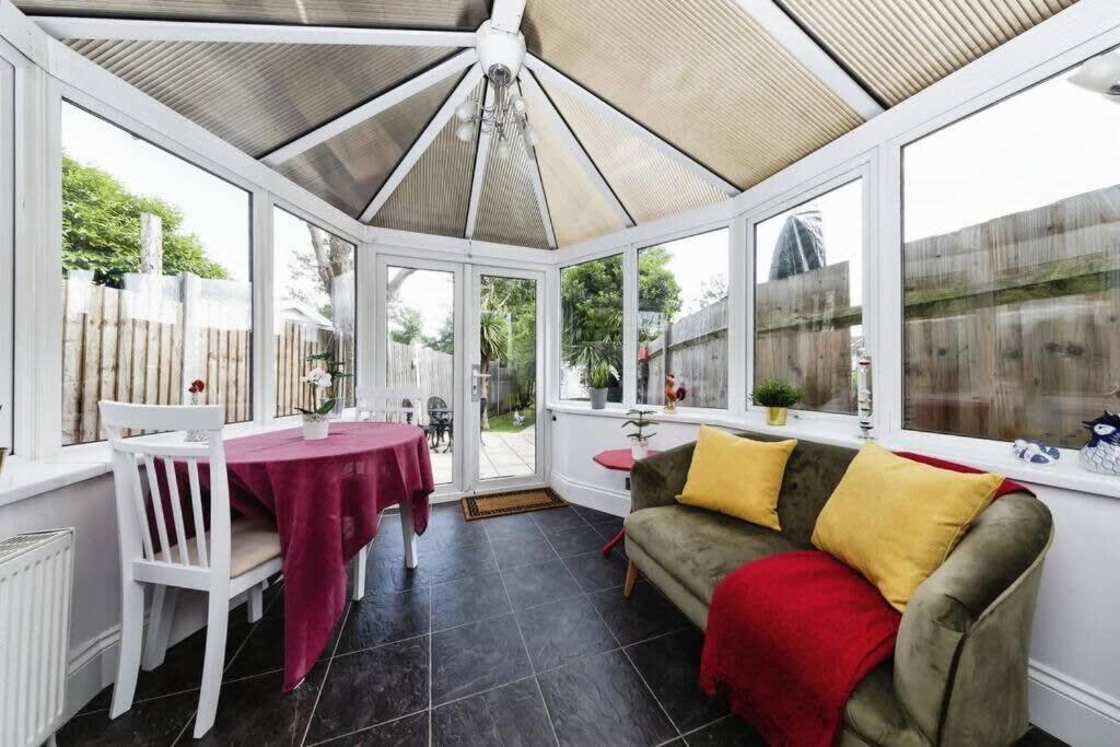 Your Chic 3Br Home Comfort And Style In London Eksteriør billede